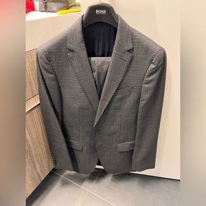 Hugo Boss size 36R wool gray check suit (30/30 pants but can be tailored)